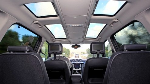 Groot, groter, grootst. Ford heeft naast de S-MAX nog een full-size MPV in de familie die er niet om liegt: de Galaxy. Met deze zevenzitter staat er een pakezel die gezin en bagage in overtreffende tr