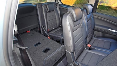 Groot, groter, grootst. Ford heeft naast de S-MAX nog een full-size MPV in de familie die er niet om liegt: de Galaxy. Met deze zevenzitter staat er een pakezel die gezin en bagage in overtreffende tr