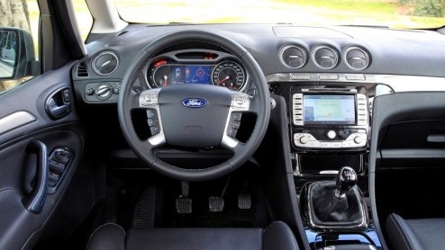 Groot, groter, grootst. Ford heeft naast de S-MAX nog een full-size MPV in de familie die er niet om liegt: de Galaxy. Met deze zevenzitter staat er een pakezel die gezin en bagage in overtreffende tr