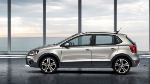 De boodschap van Volkswagen is kort en krachtig: dit zijn de eerste beelden van de CrossPolo, en daar moeten we het voorlopig mee doen. Verdient de stoere telg van de Polo familie - die net als de GTI
