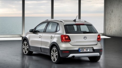 De boodschap van Volkswagen is kort en krachtig: dit zijn de eerste beelden van de CrossPolo, en daar moeten we het voorlopig mee doen. Verdient de stoere telg van de Polo familie - die net als de GTI