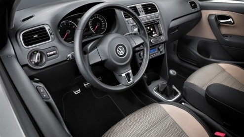 De boodschap van Volkswagen is kort en krachtig: dit zijn de eerste beelden van de CrossPolo, en daar moeten we het voorlopig mee doen. Verdient de stoere telg van de Polo familie - die net als de GTI