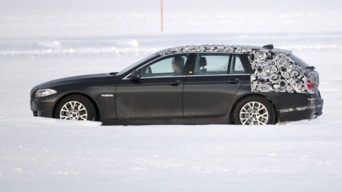 Nu de nieuwe BMW 5-serie sedan op het punt staat de dealers te bereiken, kan nieuws rondom de Touring niet uitblijven. De verwachting is dat de stationwagon na de zomer op de markt komt. De testrijder