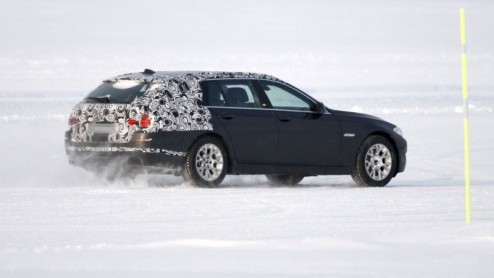 Nu de nieuwe BMW 5-serie sedan op het punt staat de dealers te bereiken, kan nieuws rondom de Touring niet uitblijven. De verwachting is dat de stationwagon na de zomer op de markt komt. De testrijder