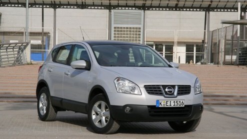 De traditionele compacte middenklasse krimpt en steeds meer kopers kiezers voor alternatieven zoals MPVs en SUVs. Nissan speelt daarop in door een heel andere soort auto aan te bieden. De Qashqai is