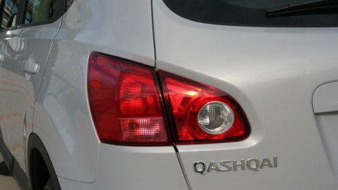 De traditionele compacte middenklasse krimpt en steeds meer kopers kiezers voor alternatieven zoals MPVs en SUVs. Nissan speelt daarop in door een heel andere soort auto aan te bieden. De Qashqai is