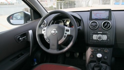 De traditionele compacte middenklasse krimpt en steeds meer kopers kiezers voor alternatieven zoals MPVs en SUVs. Nissan speelt daarop in door een heel andere soort auto aan te bieden. De Qashqai is