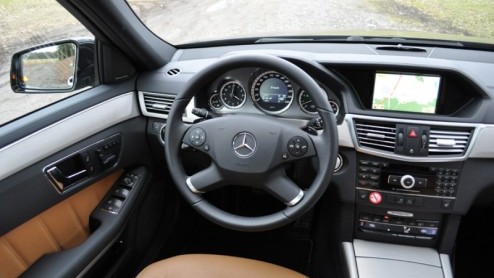 Iedereen die wel eens met de auto op vakantie gaat of is geweest, kent die typische vakantieperikelen wel: gebrek aan ruimte bij het inladen van de auto, bemoeienis van de bijrijder op de rijstijl en