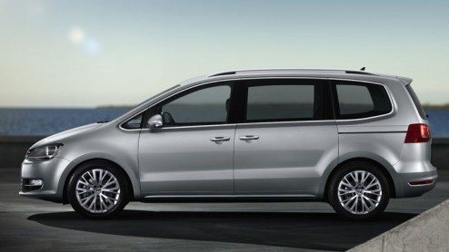 Koud voor de opening van de Autosalon van Genve is de nieuwe Volkswagen Sharan digitaal in vol ornaat te bezichtigen. Het segment van de full-size MPV leeft ook bij Volkswagen gewoon weer voort. Wede