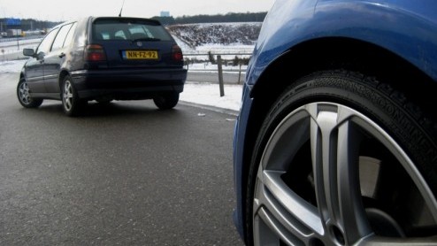Met de downsizing-trend van motoren is helemaal niet mis, maar we hebben wel wakker gelegen toen Volkswagen de komst van de nieuwe Golf R met viercilinder inluidde. De moddervette V6 blijkt anno 2010