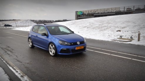 Met de downsizing-trend van motoren is helemaal niet mis, maar we hebben wel wakker gelegen toen Volkswagen de komst van de nieuwe Golf R met viercilinder inluidde. De moddervette V6 blijkt anno 2010