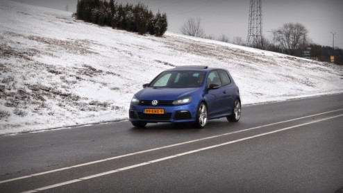 Met de downsizing-trend van motoren is helemaal niet mis, maar we hebben wel wakker gelegen toen Volkswagen de komst van de nieuwe Golf R met viercilinder inluidde. De moddervette V6 blijkt anno 2010