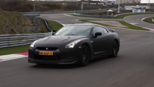 De Nissan GT-R is niet zomaar een snelle auto met bergen pks. De Japanners hebben zo hun eigen visie hoe hun meest sportieve telg uit de familie in het leven moet staan. Het resultaat is ronduit indr