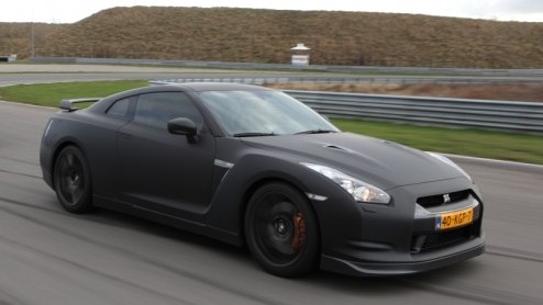 De Nissan GT-R is niet zomaar een snelle auto met bergen pks. De Japanners hebben zo hun eigen visie hoe hun meest sportieve telg uit de familie in het leven moet staan. Het resultaat is ronduit indr