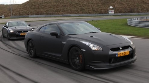 De Nissan GT-R is niet zomaar een snelle auto met bergen pks. De Japanners hebben zo hun eigen visie hoe hun meest sportieve telg uit de familie in het leven moet staan. Het resultaat is ronduit indr