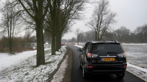 De ene facelift is de ander niet. Mitsubishi neemt het vernieuwen van Outlander in eerste instantie tamelijk letterlijk. De zevenzits SUV staat voortaan in navolging van de Colt en Lancer met een boos