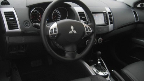 De ene facelift is de ander niet. Mitsubishi neemt het vernieuwen van Outlander in eerste instantie tamelijk letterlijk. De zevenzits SUV staat voortaan in navolging van de Colt en Lancer met een boos