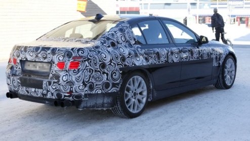Een nog ingepakte nieuwe BMW 5-serie, maar dan met vier uitlaten. Dat kan maar n ding betekenen, de M5 is on its way! Reken op nog meer snelheid, pks en hoogstaande techniek, maar verwacht echter 