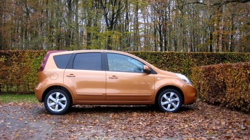 Met de Nissan Note doen de Japanners een poging om een zoveel mogelijk zitplaatsen, lucht en ruimte te verpakken in een betaalbaar ruimtemodel met een hatchback look. Wij willen wel eens weten hoe rui