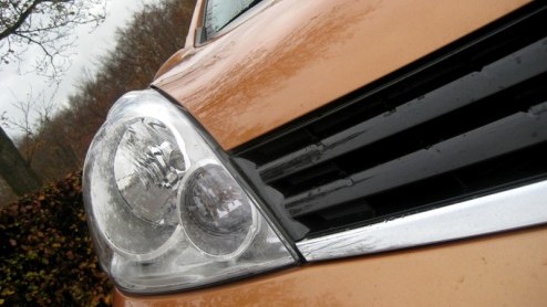 Met de Nissan Note doen de Japanners een poging om een zoveel mogelijk zitplaatsen, lucht en ruimte te verpakken in een betaalbaar ruimtemodel met een hatchback look. Wij willen wel eens weten hoe rui
