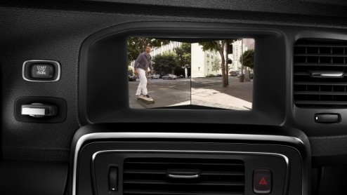 De nieuwe Volvo S60 is onderweg en dat moeten we weten ook. Daarom maakt de importeur vandaag de (vanaf)prijzen bekend. De nieuwe Zweed staat medio augustus bij de dealer voor prijzen vanaf 34.995 eur
