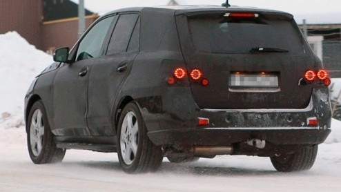 Grote, stoere SUVs zijn nog lang niet uitgestorven. Sterker nog, Mercedes-Benz werkt al druk aan een nieuwe generatie van de M-Klasse. Maar de Duitsers pakken het wel slim aan. Met gewichtsreductie e