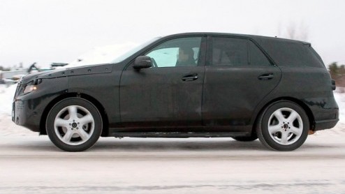 Grote, stoere SUVs zijn nog lang niet uitgestorven. Sterker nog, Mercedes-Benz werkt al druk aan een nieuwe generatie van de M-Klasse. Maar de Duitsers pakken het wel slim aan. Met gewichtsreductie e