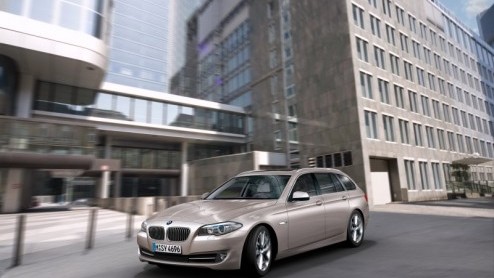 Wie A zegt moet ook B zeggen, dus heeft BMW van de nieuwe 5-serie - die volgende week bij de dealer staat - nu de Touring uit de doeken gedaan. Volgende maand maakt deze variant zijn debuut in Leipzig