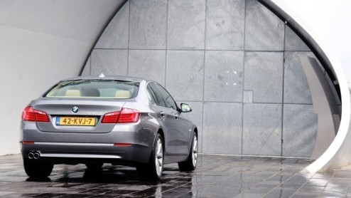 Na zeven jaar en ruim vijf-en-een-half miljoen exemplaren zit de carrire van de Bangle BMW 5-serie er op. De zesde generatie zet zich als zakelijke middenklasser in een nieuw, elegant daglicht, waa