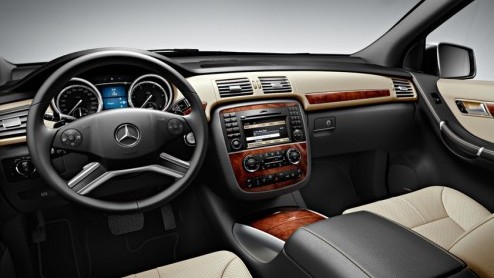 Dat de vernieuwde Mercedes-Benz R-Klasse binnenkort op de New York Auto Show wordt voorgesteld betekent niet dat we tot die tijd hoeven te wachten de eerste beelden. Zie hier dus de gerestylede mastod