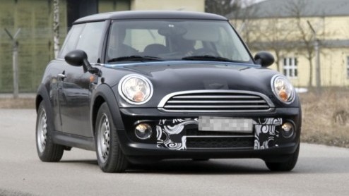 Vandaag leveren de spionagefotos opnieuw bewijs dat Mini nog niet is uitgespeeld met de Cooper, Cabrio en Clubman. Het trio staat een kleine update te wachten die hen visueel meer naar de Countryman 