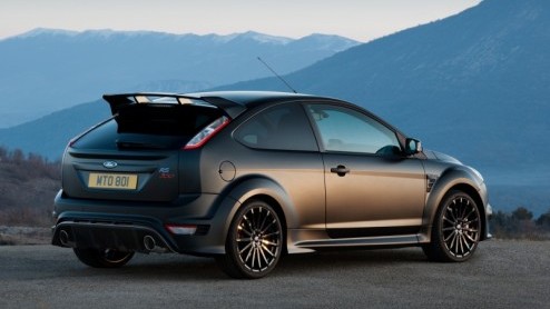 Ford zwaait de Focus dit jaar vol trots uit met de Focus RS500, het paradepaardje in een ultieme uitmonstering die wordt gebouwd in een oplage van 500 stuks - vandaar die naam. Onder de kap ligt een n