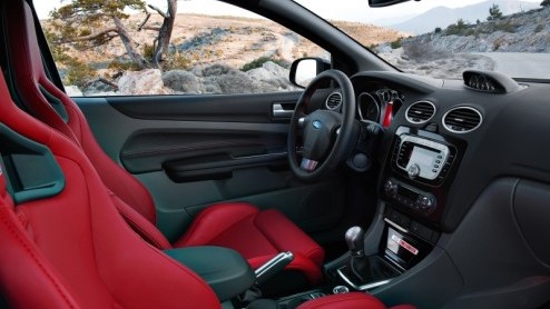 Ford zwaait de Focus dit jaar vol trots uit met de Focus RS500, het paradepaardje in een ultieme uitmonstering die wordt gebouwd in een oplage van 500 stuks - vandaar die naam. Onder de kap ligt een n