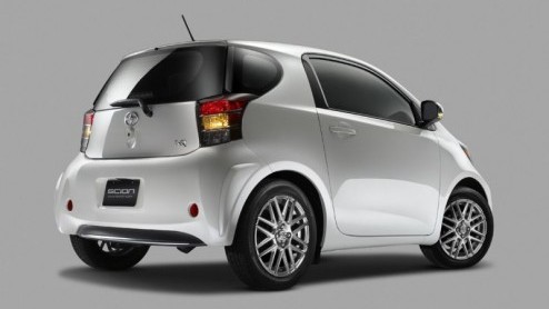 Kleintje Toyota iQ maakt de oversteek naar Amerika. Na het debuut van de smart fortwo willen de Japanners hun mini-stadsauto ook graag overzees aan de man brengen. De 3+1-zitter zal daar worden verkoc