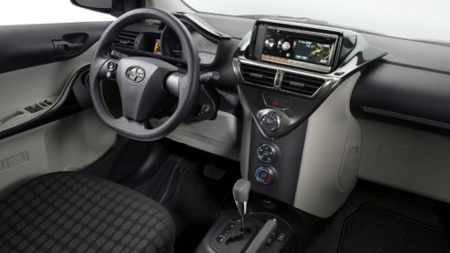 Kleintje Toyota iQ maakt de oversteek naar Amerika. Na het debuut van de smart fortwo willen de Japanners hun mini-stadsauto ook graag overzees aan de man brengen. De 3+1-zitter zal daar worden verkoc