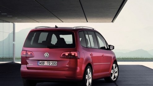 Volkswagen is nog niet uitgeborduurd op de Touran. De Duitsers geven hun vijf- of zevenzits MPV een flinke facelift, in lijn met de andere nieuwe modellen in de VW-vloot. Voor de invulling van de moto