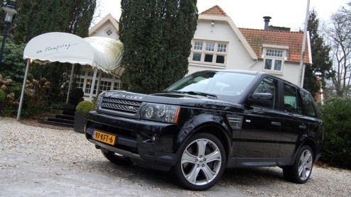 Doordat veel nieuwe SUV-modellen tegenwoordig veilig als crossover worden bestempeld lijkt de traditionele PC-Hoofttractor met uitsterven bedreigd. Niets is minder waar. Een sterk merk als Land Rove