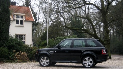 Doordat veel nieuwe SUV-modellen tegenwoordig veilig als crossover worden bestempeld lijkt de traditionele PC-Hoofttractor met uitsterven bedreigd. Niets is minder waar. Een sterk merk als Land Rove