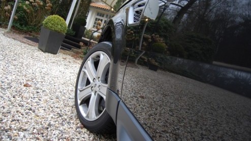 Doordat veel nieuwe SUV-modellen tegenwoordig veilig als crossover worden bestempeld lijkt de traditionele PC-Hoofttractor met uitsterven bedreigd. Niets is minder waar. Een sterk merk als Land Rove