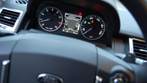 Doordat veel nieuwe SUV-modellen tegenwoordig veilig als crossover worden bestempeld lijkt de traditionele PC-Hoofttractor met uitsterven bedreigd. Niets is minder waar. Een sterk merk als Land Rove