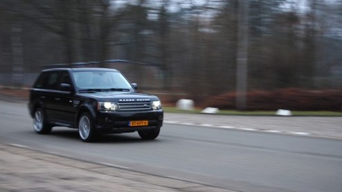 Doordat veel nieuwe SUV-modellen tegenwoordig veilig als crossover worden bestempeld lijkt de traditionele PC-Hoofttractor met uitsterven bedreigd. Niets is minder waar. Een sterk merk als Land Rove