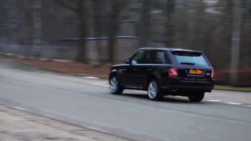 Doordat veel nieuwe SUV-modellen tegenwoordig veilig als crossover worden bestempeld lijkt de traditionele PC-Hoofttractor met uitsterven bedreigd. Niets is minder waar. Een sterk merk als Land Rove