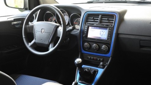 Dodge laat van zich horen en presenteert met gepaste trots de vernieuwde Caliber. De crossoverachtige vijfdeurs bleek in zijn stoere looks vrijwel de oude, het interieur is echter compleet nieuw en vo