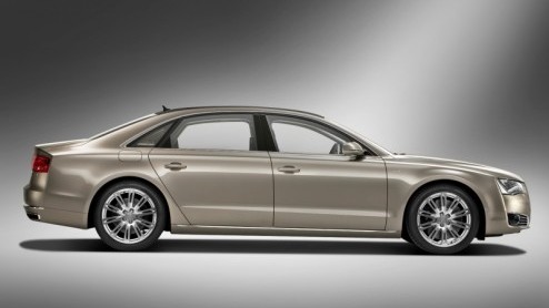 In voor de nieuwe Audi A8, maar niet genoeg beenruimte? Geen nood, Audi presenteert nu de A8 L, met 13 centimeter meer wielbasis. De extra lange versie debuteert met de vernieuwde W12-motor en wordt l