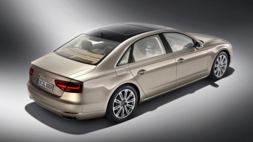 In voor de nieuwe Audi A8, maar niet genoeg beenruimte? Geen nood, Audi presenteert nu de A8 L, met 13 centimeter meer wielbasis. De extra lange versie debuteert met de vernieuwde W12-motor en wordt l