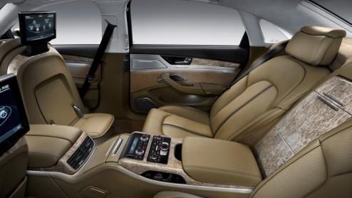 In voor de nieuwe Audi A8, maar niet genoeg beenruimte? Geen nood, Audi presenteert nu de A8 L, met 13 centimeter meer wielbasis. De extra lange versie debuteert met de vernieuwde W12-motor en wordt l