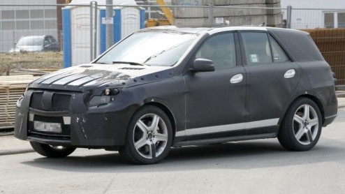 Mercedes-Benz legt de laatste hand aan de nieuwe generatie M-Klasse, die ook weer in AMG-uitvoering wordt voorgesteld. Onze spionagefotograaf spotte in de omgeving van de befaamde Nrburgring een inco
