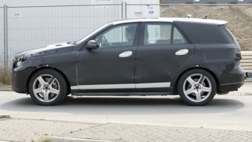 Mercedes-Benz legt de laatste hand aan de nieuwe generatie M-Klasse, die ook weer in AMG-uitvoering wordt voorgesteld. Onze spionagefotograaf spotte in de omgeving van de befaamde Nrburgring een inco