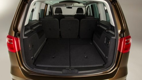 Na de presentatie van de Volkswagen Sharan kon je de klok er op gelijk zetten dat ook Seat met een nieuw, ruimtelijk pakezel tevoorschijn komt. Zie hier de nieuwe Seat Alhambra, die na de zomer bij de