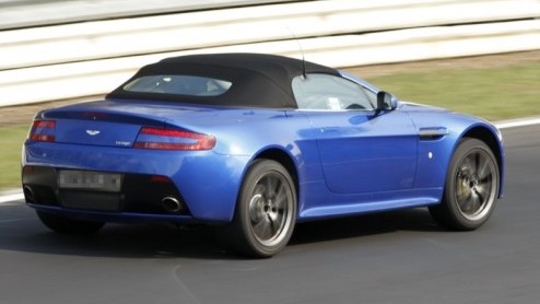 Deze flitsend blauwe Aston Martin Vantage is nieuw. Wie goed kijkt stuit namelijk op een aantal visuele vernieuwingen.